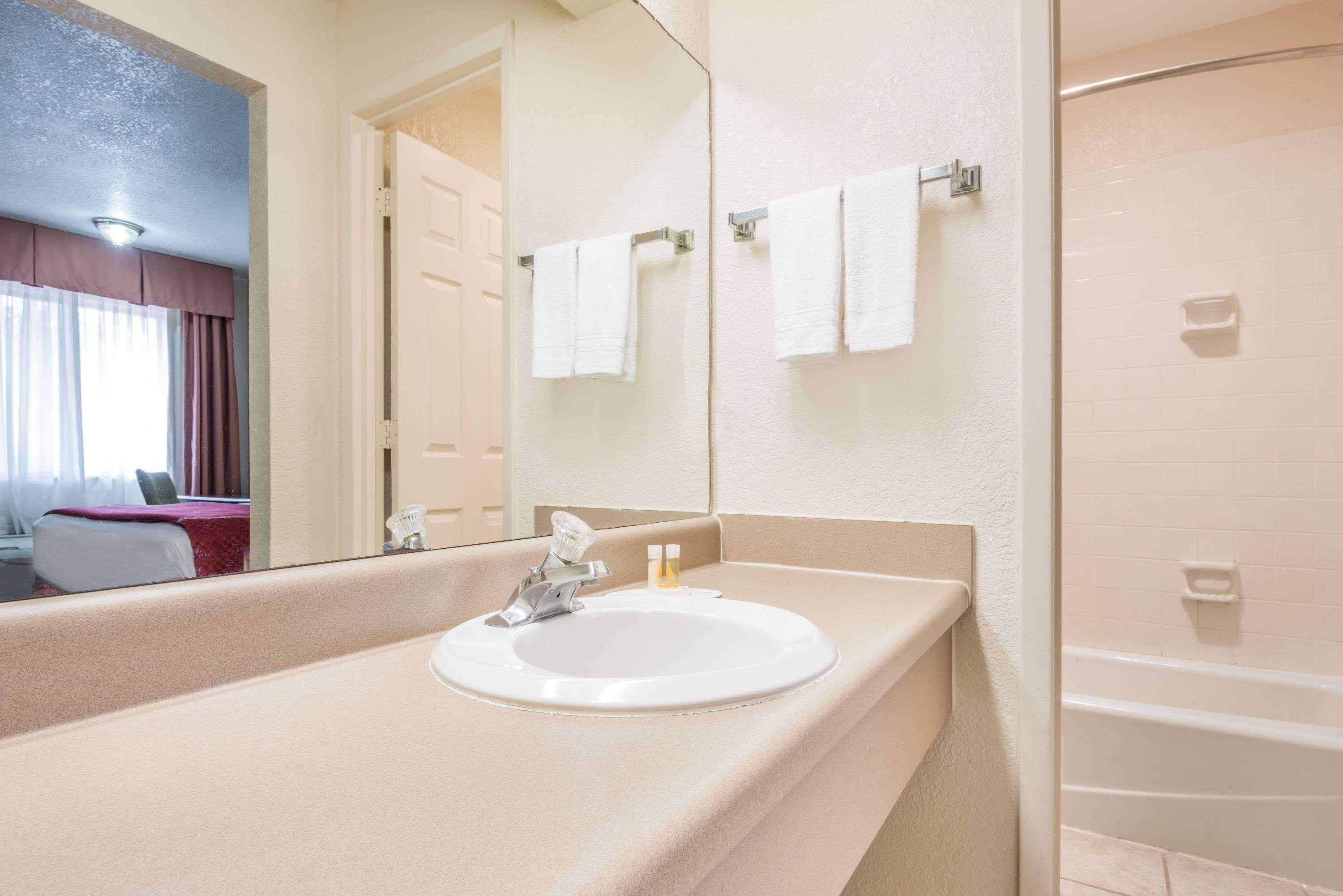 Days Inn By Wyndham Ottawa Экстерьер фото